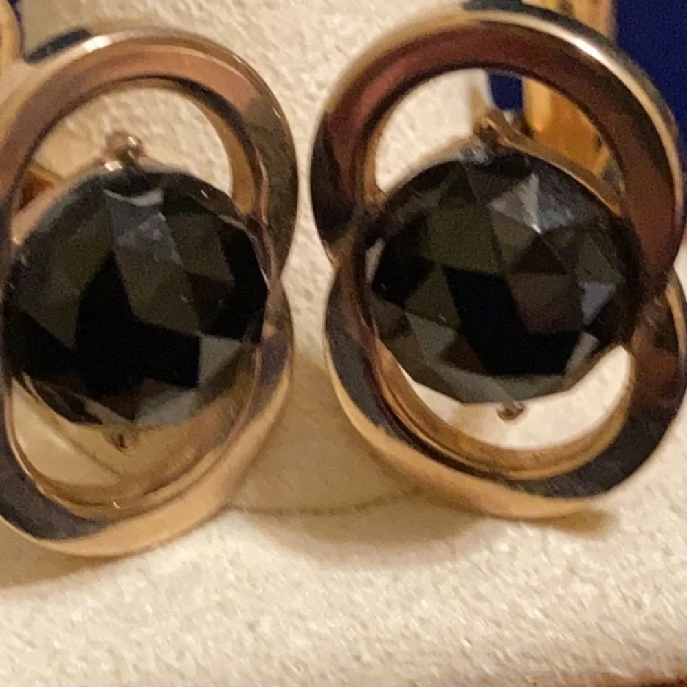 Vintage Swank gold tone cufflinks with faux onyx multifaceted gem